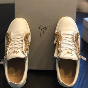 GIUSEPPE ZANOTTI chain detail sneakers.